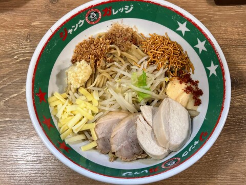 【ジャンクガレッジ】 鶏豚まぜそば（2024年12月版）【東大宮店限定】