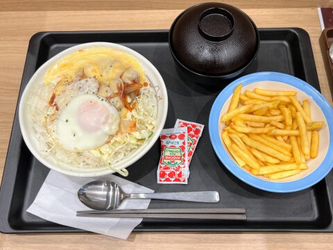【期間限定】松屋の「チーズバーガー丼」（フライドポテト付き） 2025年4月版 ※松屋松のや併設店限定