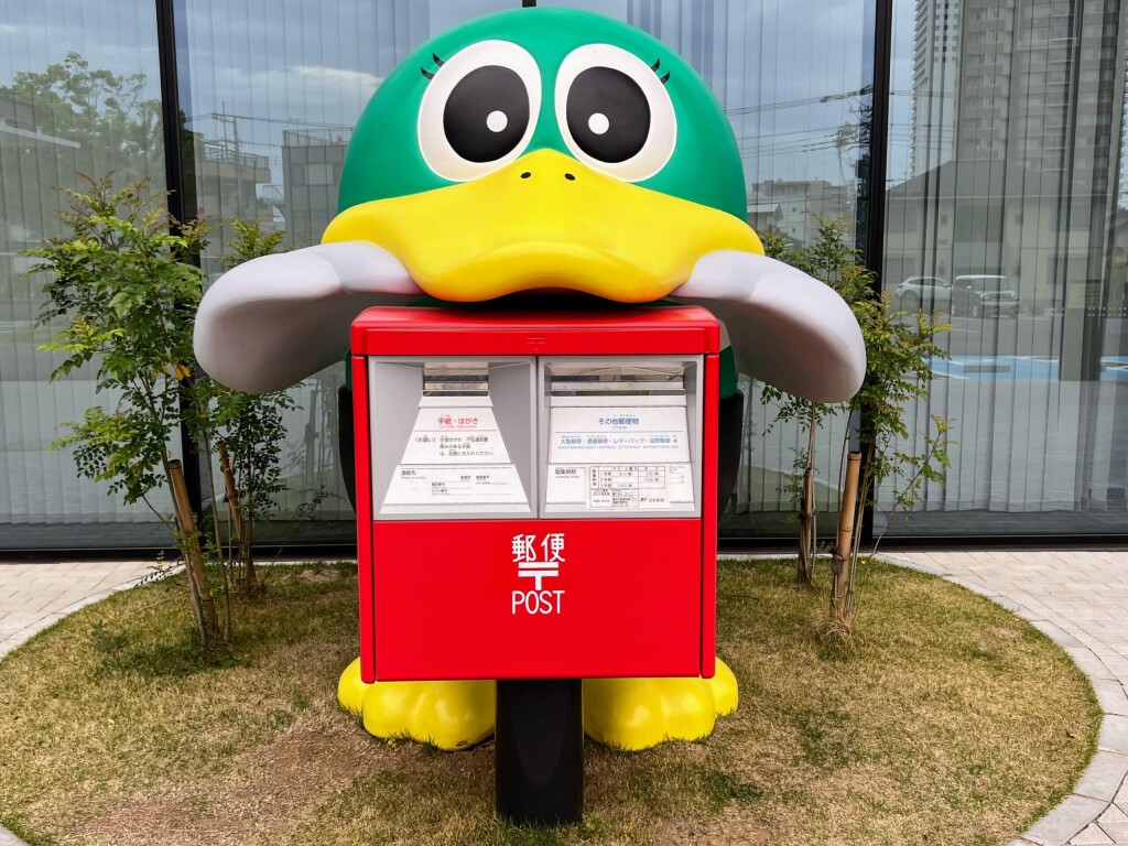【ご当地ポスト】越谷市役所エントランス棟入口に設置されている「ガーヤちゃん」ポスト（埼玉県越谷市）