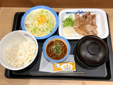 【松屋松のや併設店】豚焼肉定食（油淋鶏ソース、ふりかけ付き）【期間限定】