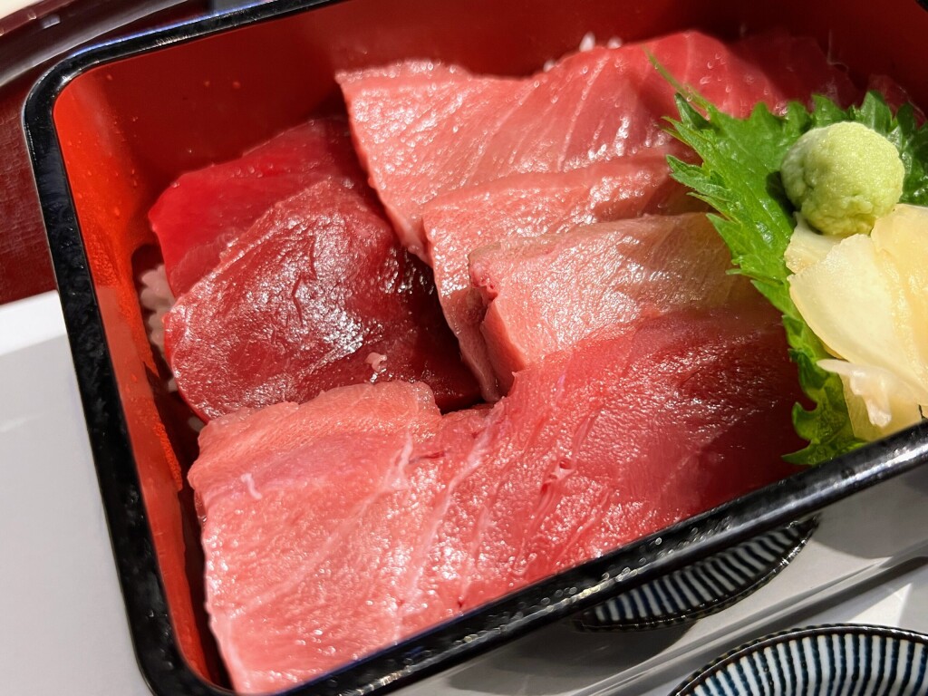 【ビストロカフェ ももてなし家】鳥取県境港産 生本マグロ重（一口スイカ付き） 2024年7月