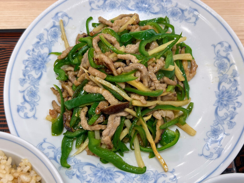 【ぎょうざの満洲】美保野ポークの肉細切りピーマン（玄米・スープセット）　2024年6月撮影【定番メニュー】