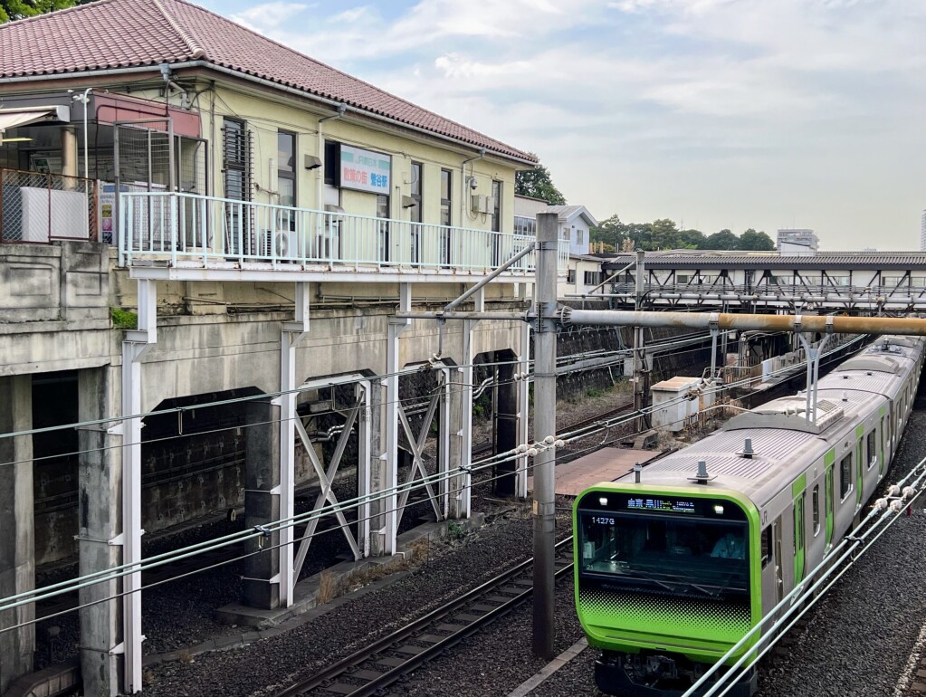 【JR東日本】JR鶯谷駅南口のそばを山手線の電車が通っている様子　2024年4月版（東京都台東区）