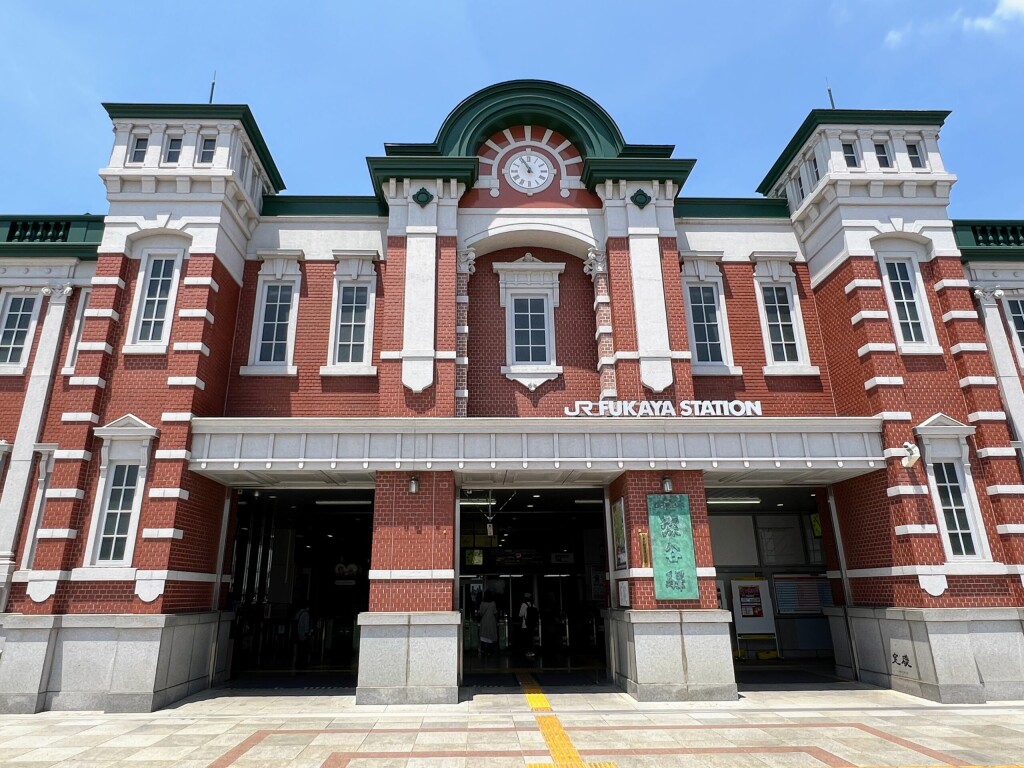 【レンガ模様】JR深谷駅の駅舎（入口付近、埼玉県深谷市） 2024年6月