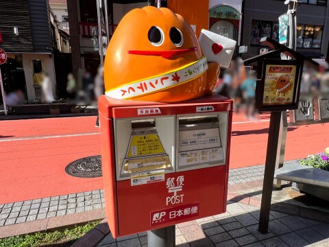 【ご当地ポスト】「浅草オレンジ通り」に設置されている「オレンテくんポスト」（東京都台東区）