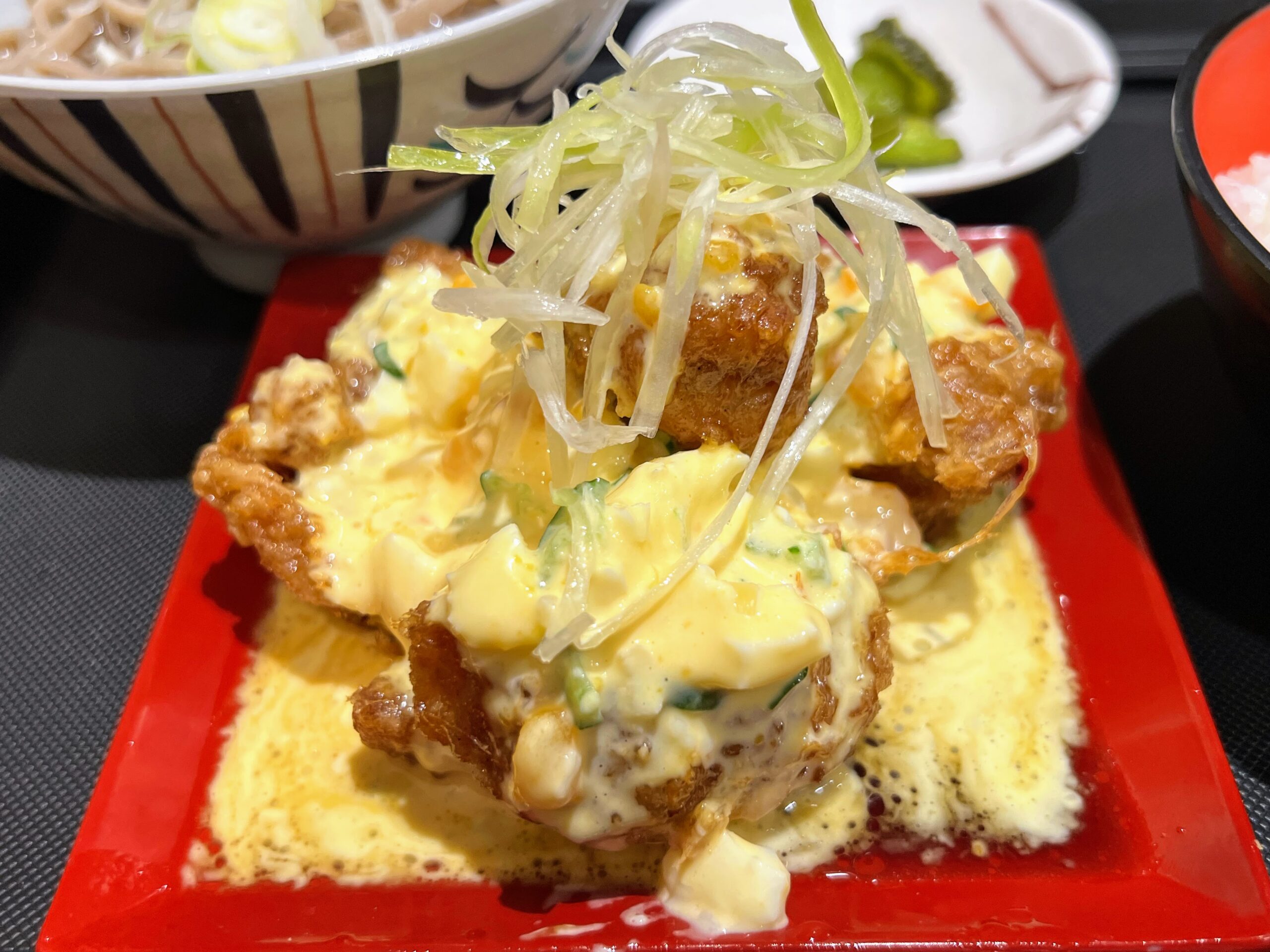 名代富士そば】宮崎出身の店長が考案した「チキン南蛮」【しのばず店