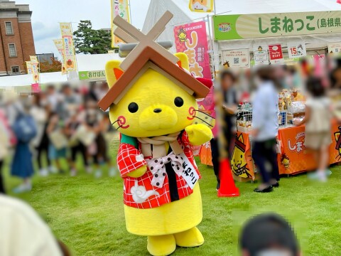 【ゆるキャラ】15周年記念衣装を身につけている「しまねっこ」（群馬県庁にて）【ご当地キャラカーニバルinぐんま2024】