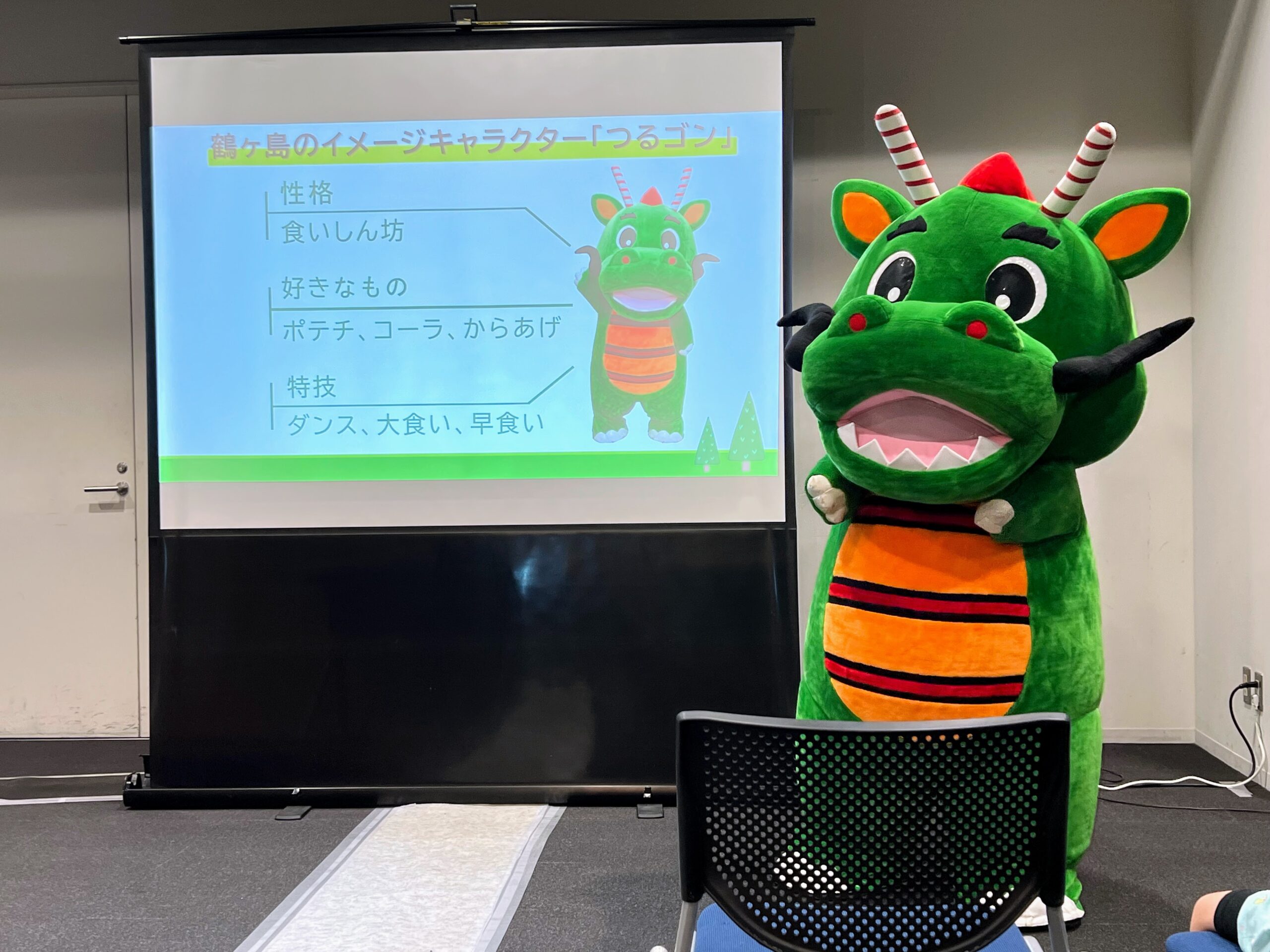 【ゆるキャラ】埼玉県鶴ヶ島市の「つるゴン」のステージ発表の様子（2024年11月）【第3回おいで埼玉！/東京ソラマチ】 | いちごいちえ写真部