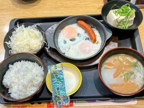 【松のや】得朝ソーセージエッグ定食【朝定食】