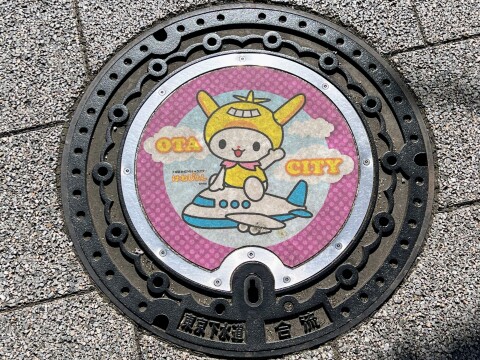【ご当地マンホール】東京都大田区のゆるキャラ「はねぴょん」と飛行機のマンホール【JR蒲田駅西口】