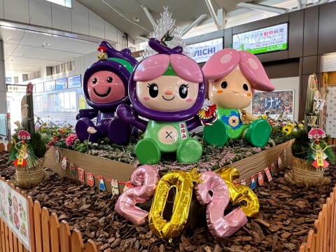 【ゆるキャラ】2025年謹賀新年装飾をまとった「アッピー」「あゆみ」「まゆみちゃん」の像（JR上尾駅）【埼玉県上尾市】