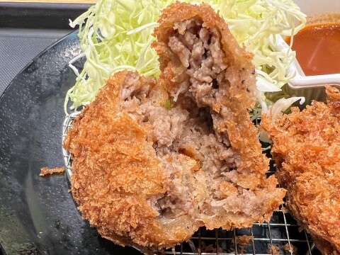 【松のや】 「国産黒毛和牛×国産ブランド豚肉入りメンチかつ」（2025年3月）【期間限定】