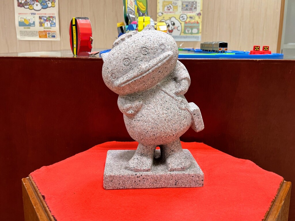 【ゆるキャラ】マルイファミリー志木8Fに設置された「カパル」石像（2025年8月）【埼玉県志木市】