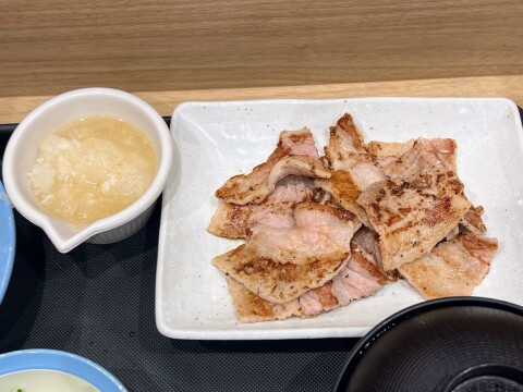 【松屋松のや併設店】「厚切り豚カルビ焼肉定食」旨塩ゆずおろし付(2025年8月撮影)【過去の限定メニュー】