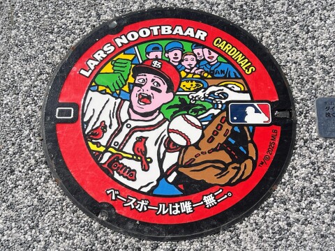 【MLB】箭弓稲荷神社境内に設置された「ラーズ・ヌートバー」デザインマンホール（2025年8月撮影）【埼玉県東松山市】