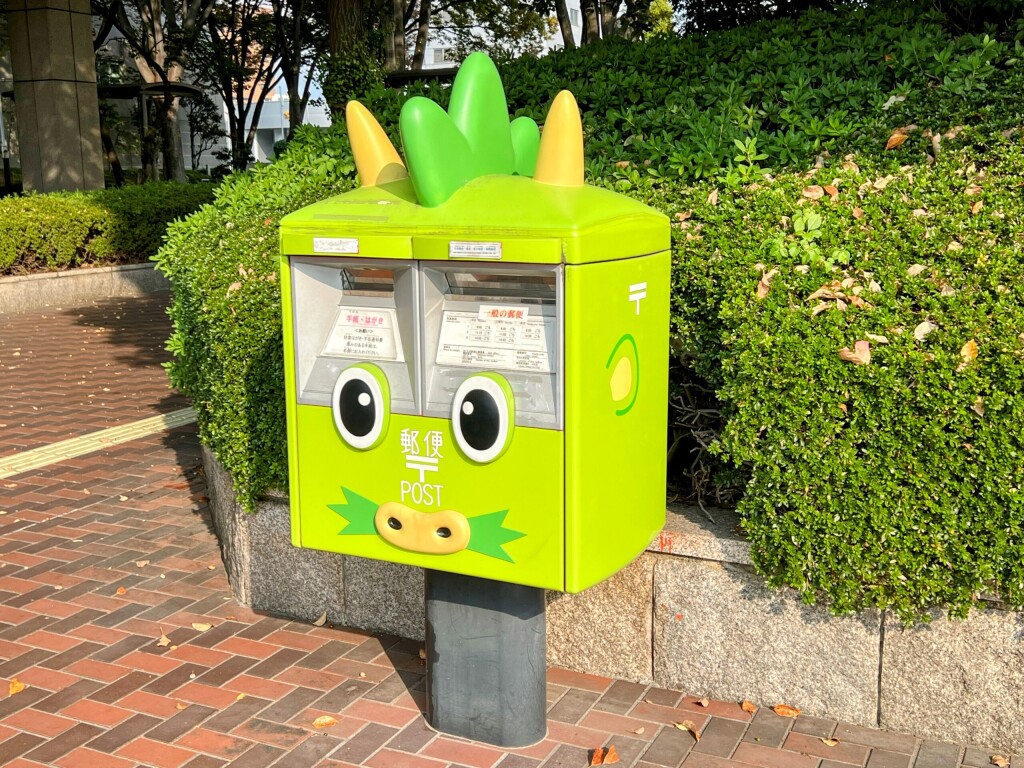 【ご当地ポスト】さいたま市役所内に設置されている「つなが竜ヌゥ」郵便ポスト（2023年11月）【さいたま市浦和区】