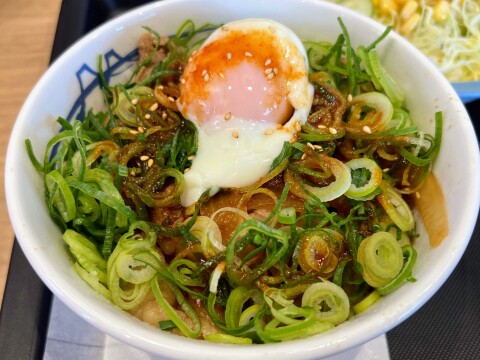 【松屋】生玉子ではなく半熟玉子が特徴の「ネギたっぷり旨辛ネギたま牛めし」【定番商品】