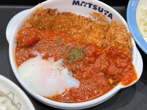 【松のや】松屋の「沼る味」を受け継いだ「うまトマロースかつ定食」（2025年10月）【期間限定】