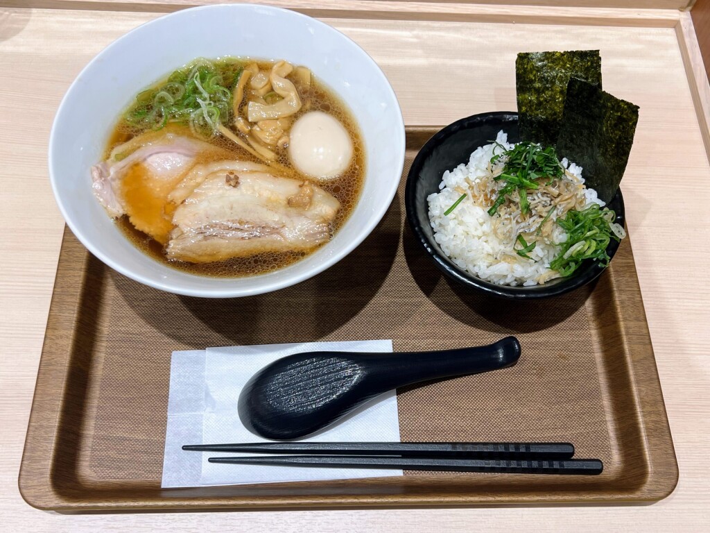 【松太郎】「Ｗチャーシュー味玉醤油ラーメン」と「貝柱じゃこ ミニ丼」（2025年10月撮影）【新宿小滝橋通り店】