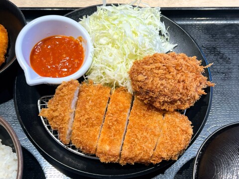 【松のや】「沼る味」そのものを味わうこともできる「ロースかつ＆うまトマメンチかつ定食」（2025年10月）【期間限定】