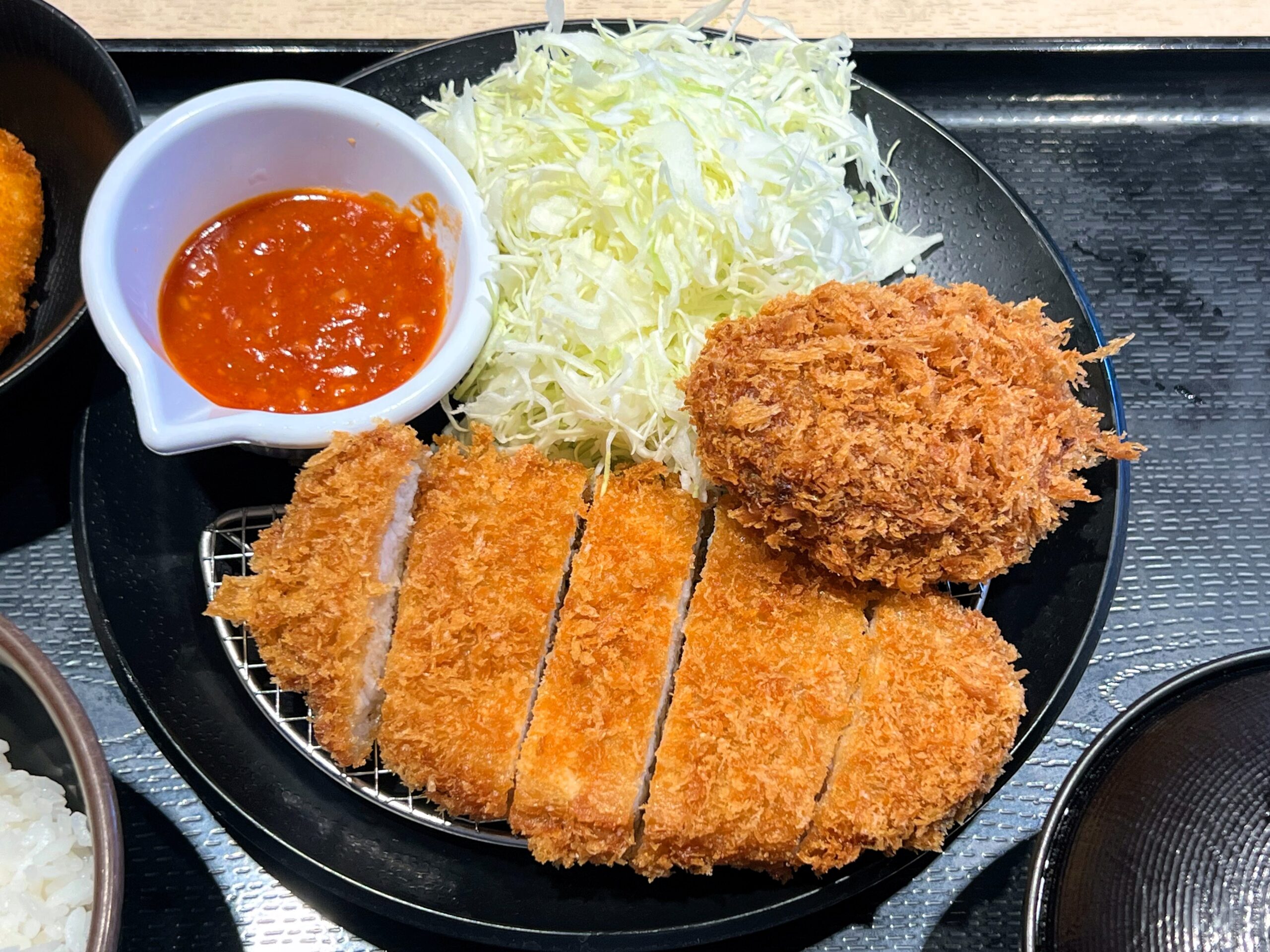 【松のや】「沼る味」そのものを味わうこともできる「ロースかつ＆うまトマメンチかつ定食」（2025年10月）【期間限定】 | いちごいちえ写真部