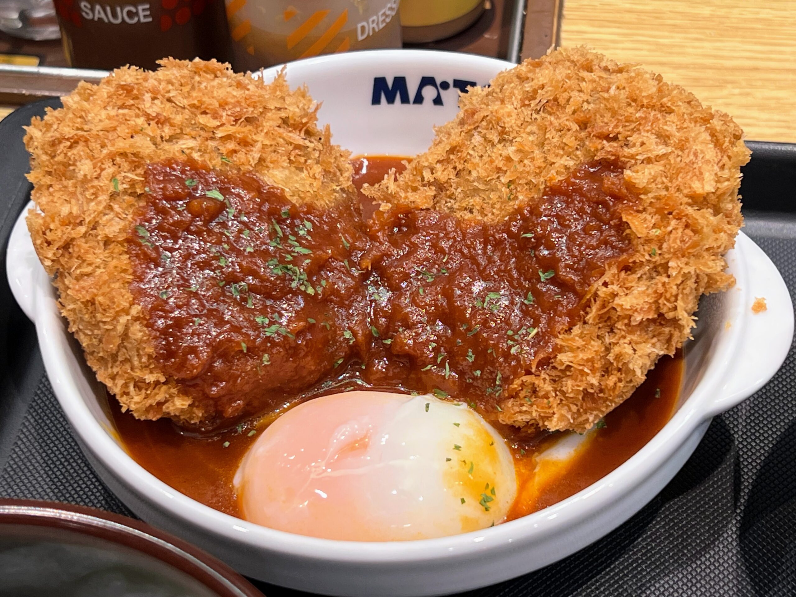 【松のや】デミグラスソースとメンチカツのコラボが光る「デミメンチかつ定食」（2025年10月）【期間限定】 | いちごいちえ写真部