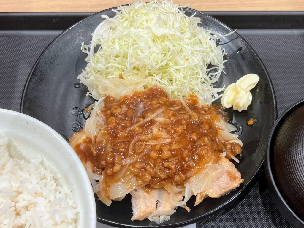 【松のや】「揚げるトンテキ」に、背徳感ある旨味たっぷりのソース。「背脂生姜タレのポークフライドステーキ定食」（2025年10月）【期間限定】