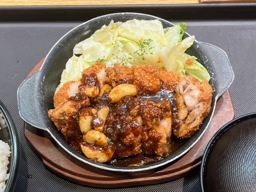 【松のや】今度は「揚げるチキンステーキ」。「にんにく醤油の”揚げる”鶏テキ定食」を食べてみた（2025年11月）【期間限定】