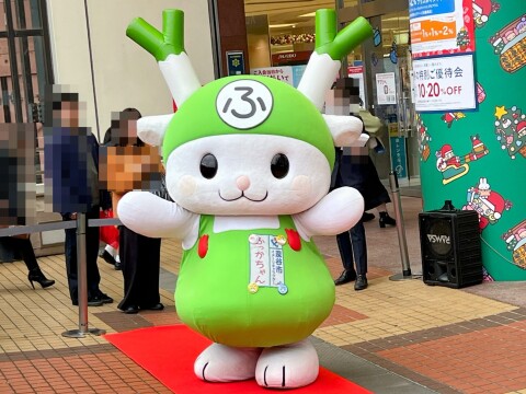 【ゆるキャラ】「深谷ねぎらいの日」PRイベントに登場している深谷市のご当地キャラ「ふっかちゃん」（2023年11月）【そごう大宮店】