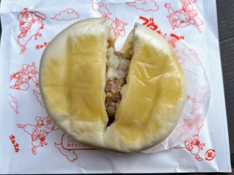 【中華まん】豚まん専門店「ブタまんズ」の豚まん（2025年3月撮影）【東京都豊島区/巣鴨地蔵通り商店街】