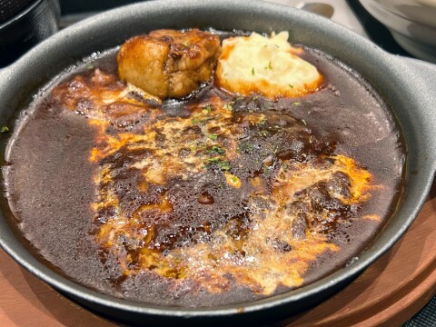 【松屋】ビーフシチューと煮込みハンバーグのコラボレーション、実に旨い。「煮込みビーフシチューハンバーグ」（2025年12月）【期間限定】