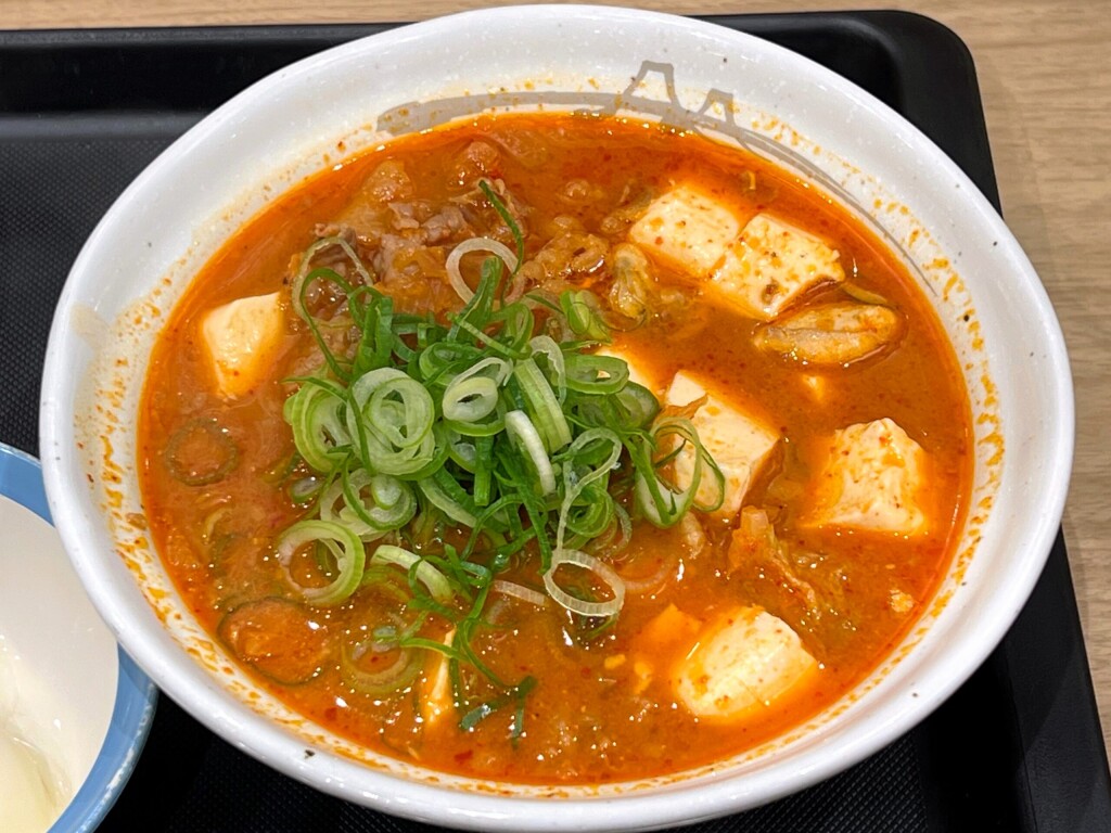 【松屋】チゲならではの追加具材「牡蠣入り牛豆腐キムチチゲ」（2025年12月）【期間限定】