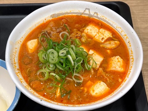 【松屋】チゲならではの追加具材「牡蠣入り牛豆腐キムチチゲ」（2025年12月）【期間限定】