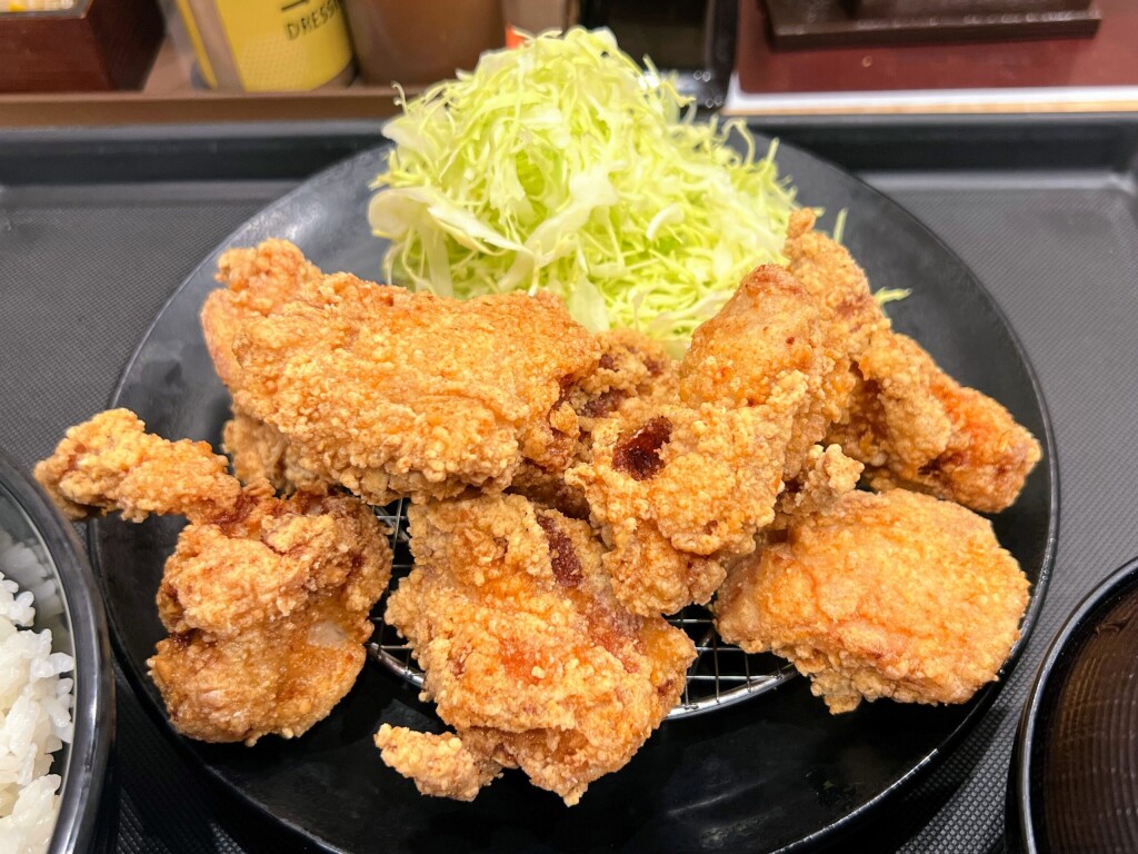 【松のや】盛りだくさんの唐揚げ。「本格唐揚げ定食（8個）」を食べてみた（2025年12月）【定番メニュー】
