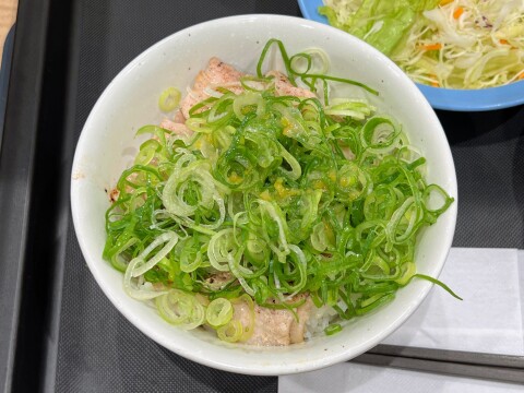 【松屋】「ネギゆず旨塩厚切り豚カルビ丼」（2025年7月撮影）【終売済】