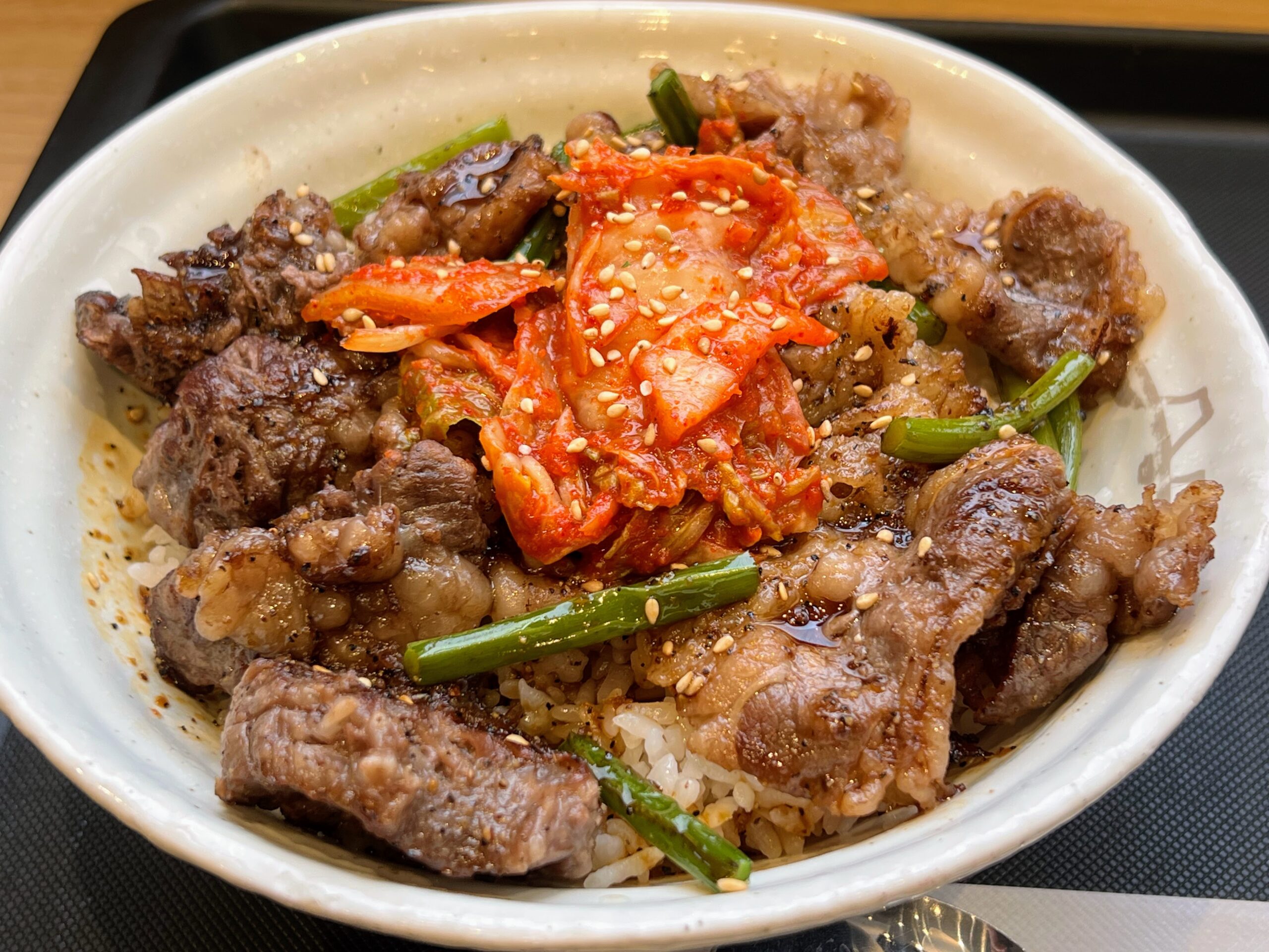 【松屋】厚切り牛肉と薄切り牛肉のコラボレーション。「カルビと特選ブリスケット肉の合い盛り丼」（2025年12月）【期間限定】 | いちごいちえ写真部