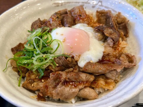 【松屋】隠れた名物が一時的に復刻していた。「元祖旨辛焼き牛めし」（2025年1月）【過去の定番メニュー】