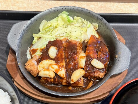 【松のや】「揚げるステーキ」の真骨頂。「にんにく醤油の”揚げる”豚テキ定食」を食べてみた（2025年11月）【期間限定】