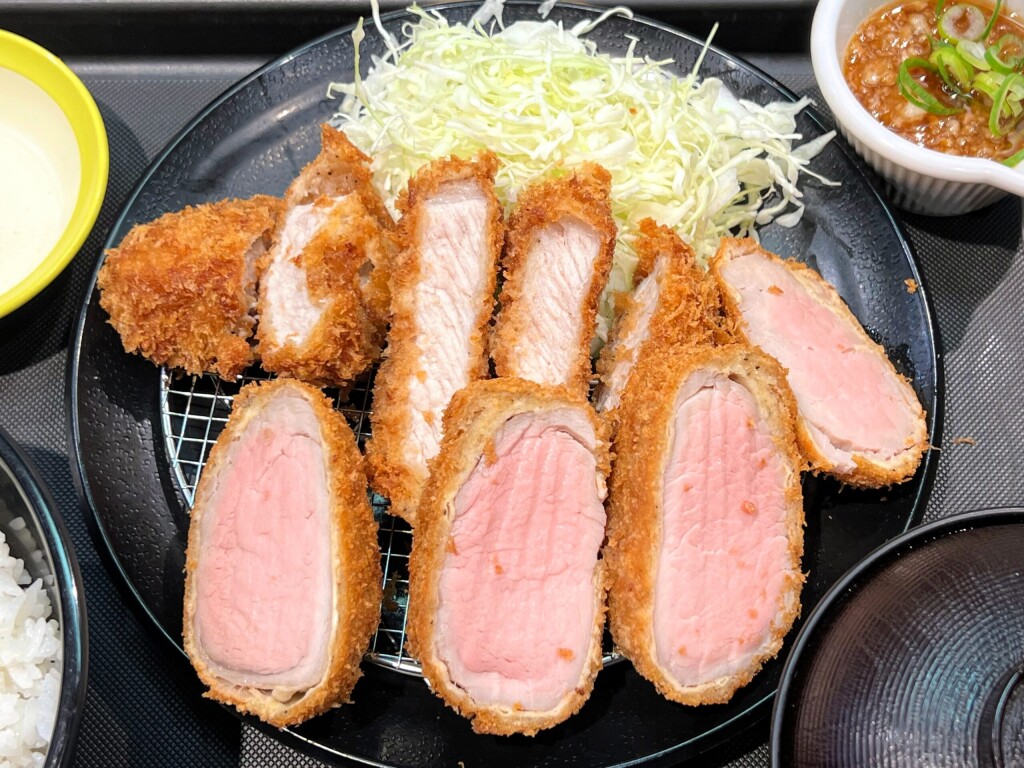 【松のや】極旨と極旨の組み合わせで、更に幸せになれる。「国産雪国育ち厚切りロースかつ＆極厚”レア”ヒレかつ定食」（2025年12月）【期間限定】