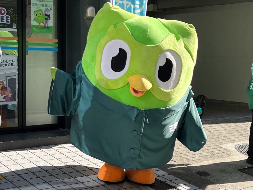 【Duolingo】メインキャラクターの緑フクロウ「Duo（デュオ）」（2025年12月）【東京都渋谷区/DUOMART】