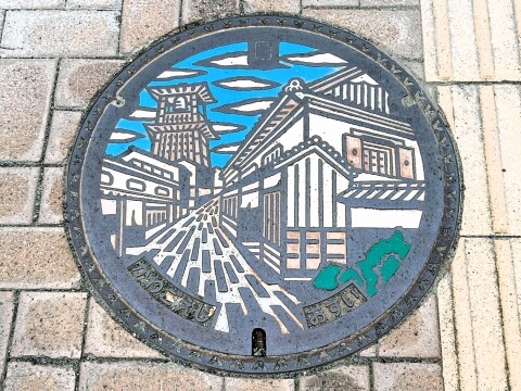 【ご当地マンホール】「時の鐘」と「蔵造りの町並み」のマンホール（2025年6月撮影）【埼玉県川越市】