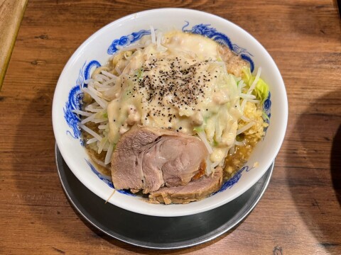 【ジャンクガレッジ】 あったかクリーム入り、「ガーリッククリームラーメン」（2025年12月撮影）【期間限定】