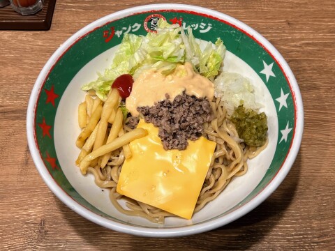 【ジャンクガレッジ】見た目を凌駕するハンバーガー感。「ビッグまぜそバーガー」（2026年1月撮影）【店舗限定】