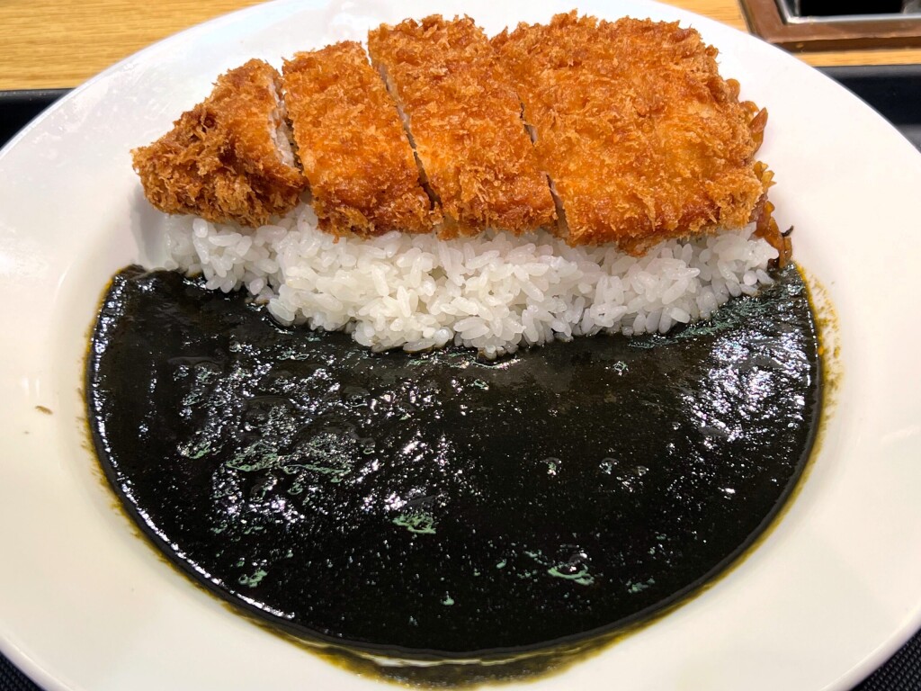 【松のや】開発期間1年間、贈り出してきた自信作。「松のやのロースかつ黒カレー」を食べてみた（2024年4月）【過去のメニュー】