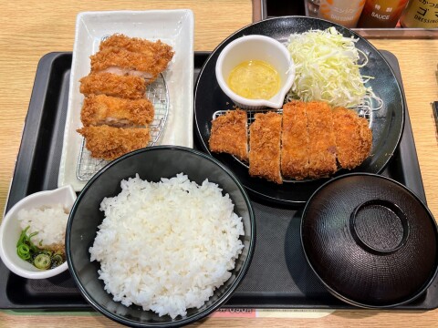 【松のや】「肉厚チキンムネかつ定食」単品チキンかつ付き（2026年1月撮影）【過去の限定メニュー】