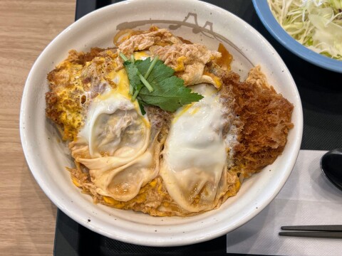 【松のや】鶏肉を煮込むのではなく揚げる。「親子チキンかつ丼」（2026年1月）【定番メニュー】