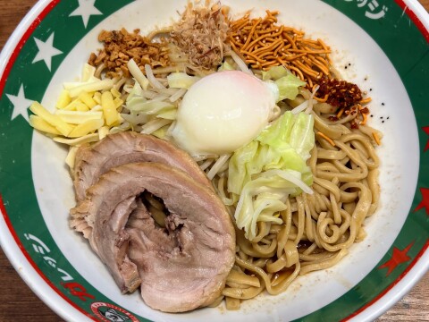 【ジャンクガレッジ】これこそがスタンダード。「豚マシまぜそば」半熟玉子付き（2023年5月撮影）【定番メニュー】