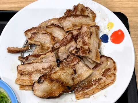 【松屋】厚切り豚焼肉がレギュラー品の2倍。「厚切り豚カルビ焼肉W定食(ネギ・おろし付)」を食べてみた(2024年10月)【過去の限定メニュー】