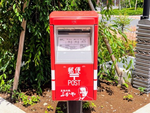 【ご当地ポスト】深谷市役所の「渋沢栄一×福澤諭吉オリジナルポスト」（2024年6月撮影）【埼玉県深谷市】