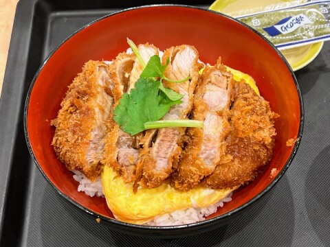 【松のや】「綴じないカツ丼」再び！　店舗限定で販売中の「“超厚”ロースand玉子のタレかつ丼」（2026年2月）【店舗限定】